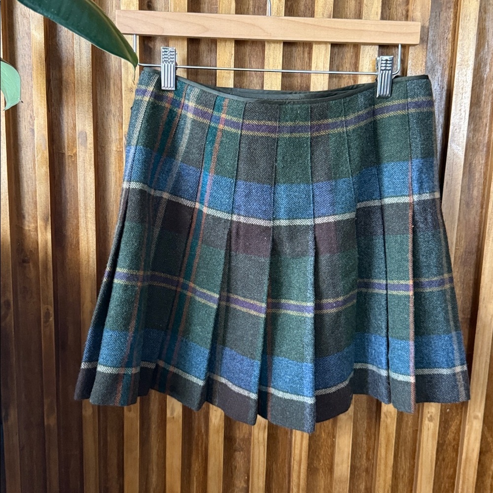 Vintage Ralph Lauren 100% wool pleated plaid wool wrap mini skirt. Size 4-6 - Picture 3 of 9